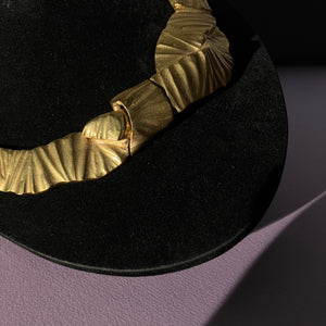 Collier Yves Saint Laurent par Goossens, métal doré, collection pliages, haute couture, 1980, signature