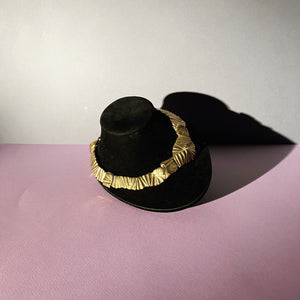 Collier Yves Saint Laurent par Goossens, métal doré, collection pliages, haute couture, 1980, signature