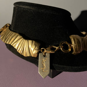 Collier Yves Saint Laurent par Goossens, métal doré, collection pliages, haute couture, 1980, signature