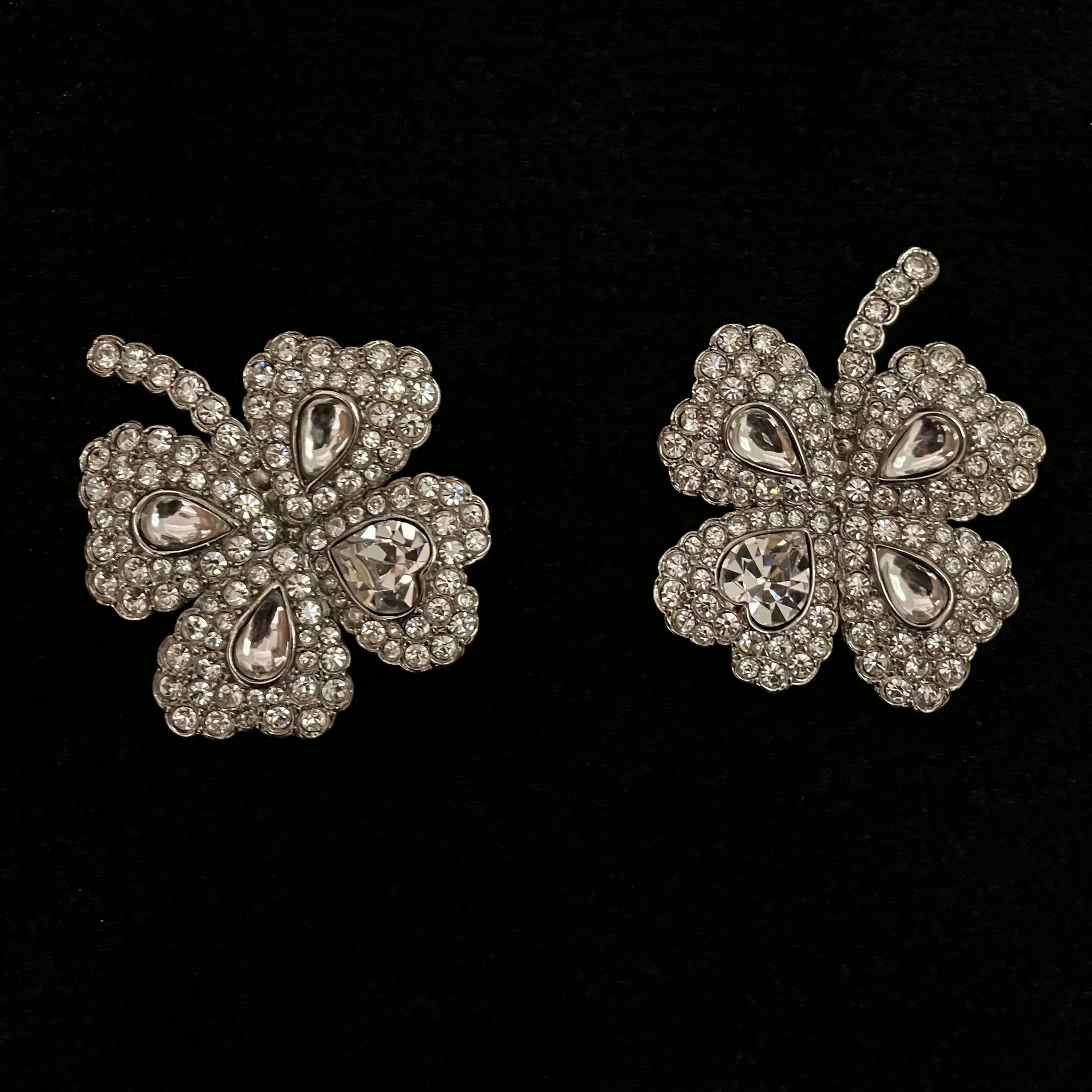 Boucle d’oreilles Yves Saint Laurent, trèfle, métal argenté et strass