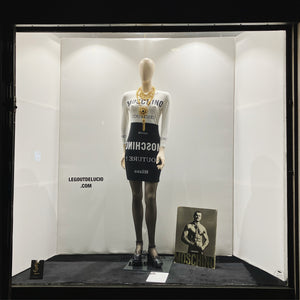 Lucio&Less is More Projects | La Vitrine : Hommage à Moschino ~ avril 2024